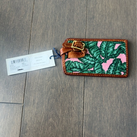 Vineyard Vines Smathers and Branson Banana Leaves Luggage Tag - NWT - Picture 1 of 8